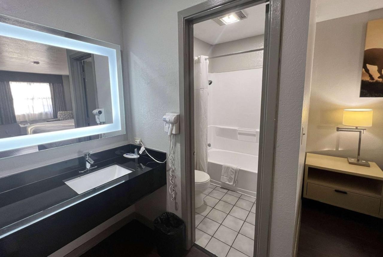 Days Inn & Suites By Wyndham - Canton First Monday Trade Days Dış mekan fotoğraf