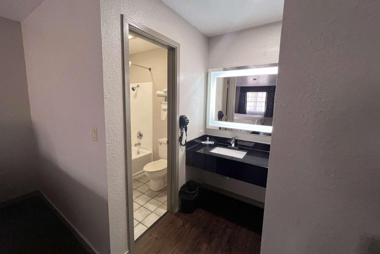 Days Inn & Suites By Wyndham - Canton First Monday Trade Days Dış mekan fotoğraf